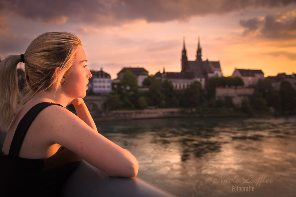 Blick in die Ferne Basler Münster im Abendrot